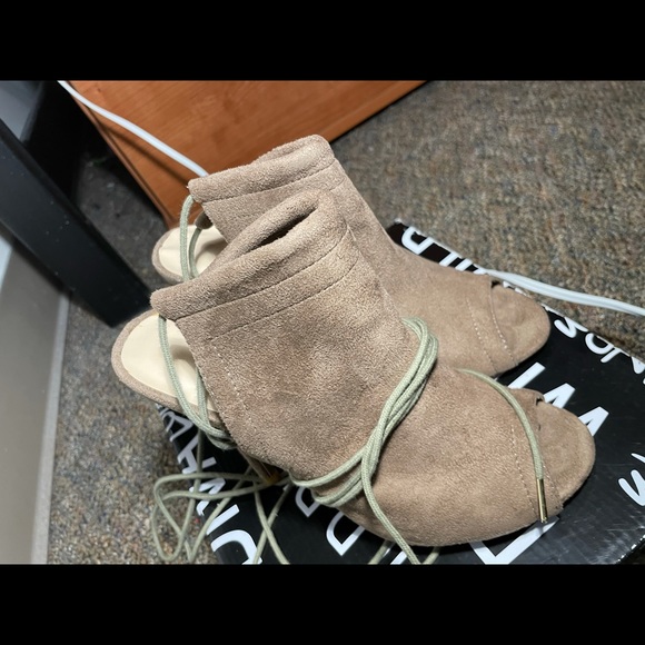 Heels - Picture 2 of 4